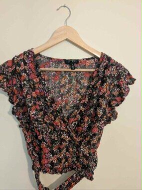 Jessica Simpson Floral Faux-Wrap Flutter Sleeve Top, size Medium